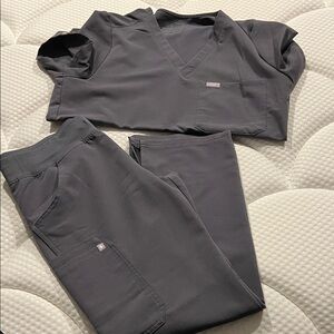 Figs Charcoal Women's Scrub Set